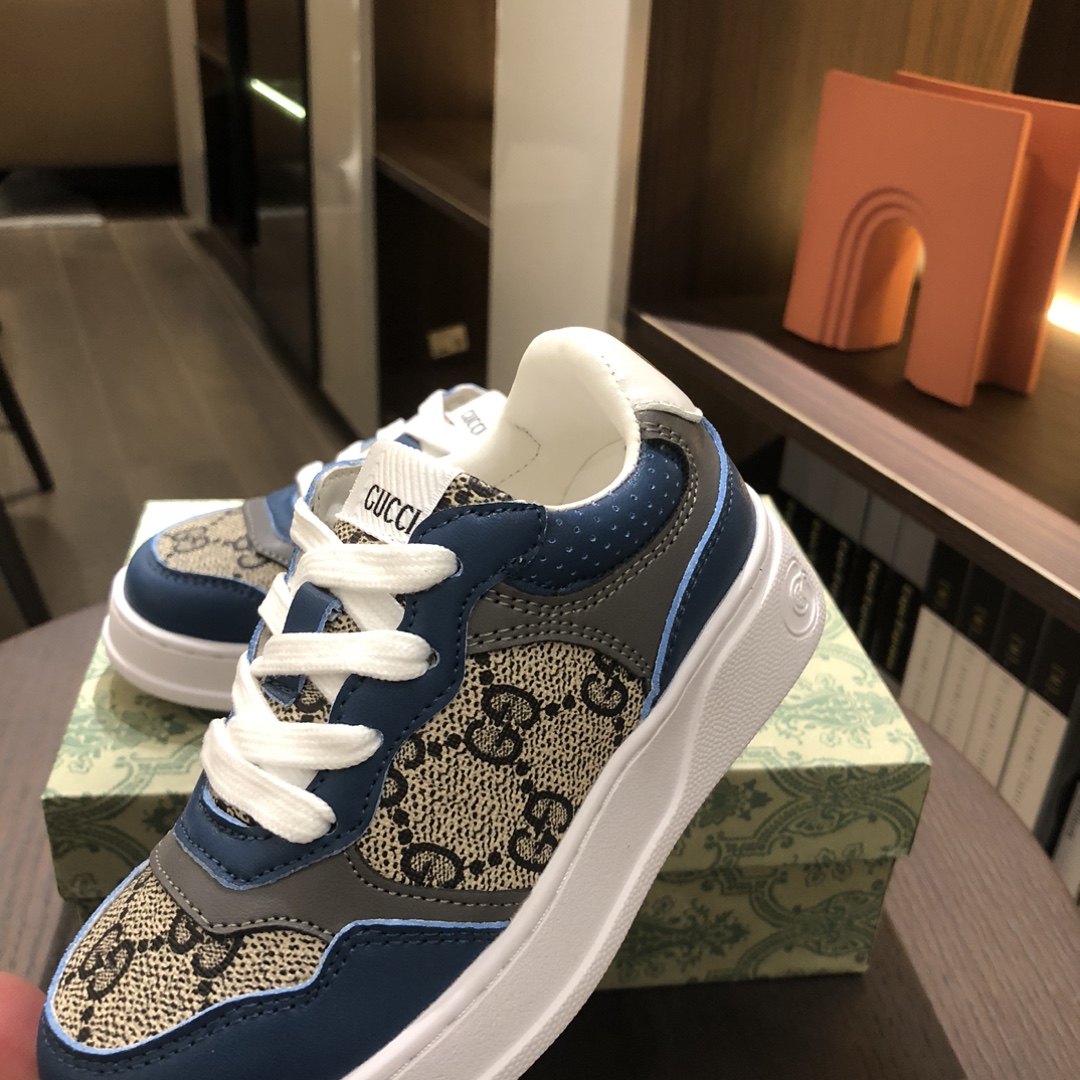 Children's shoes child